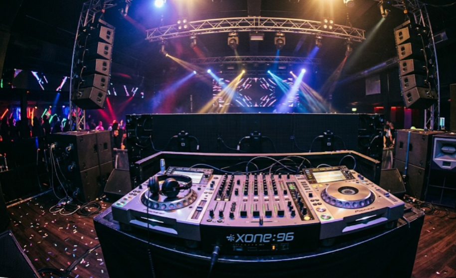 DJ